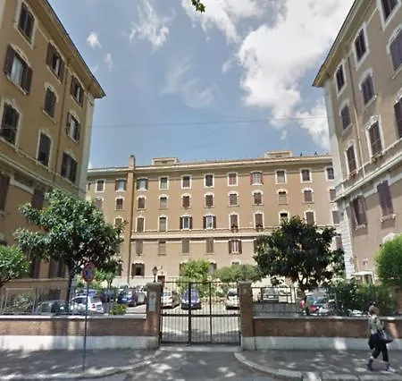 Oda ve Kahvaltı La Finestra Di Fronte Roma