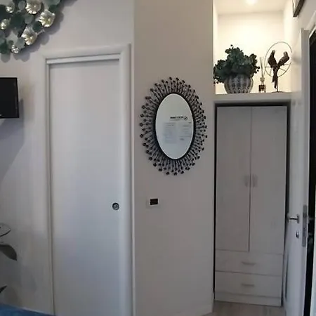 B ＆ B ラ フィネストラ ディ フロンテ 4*